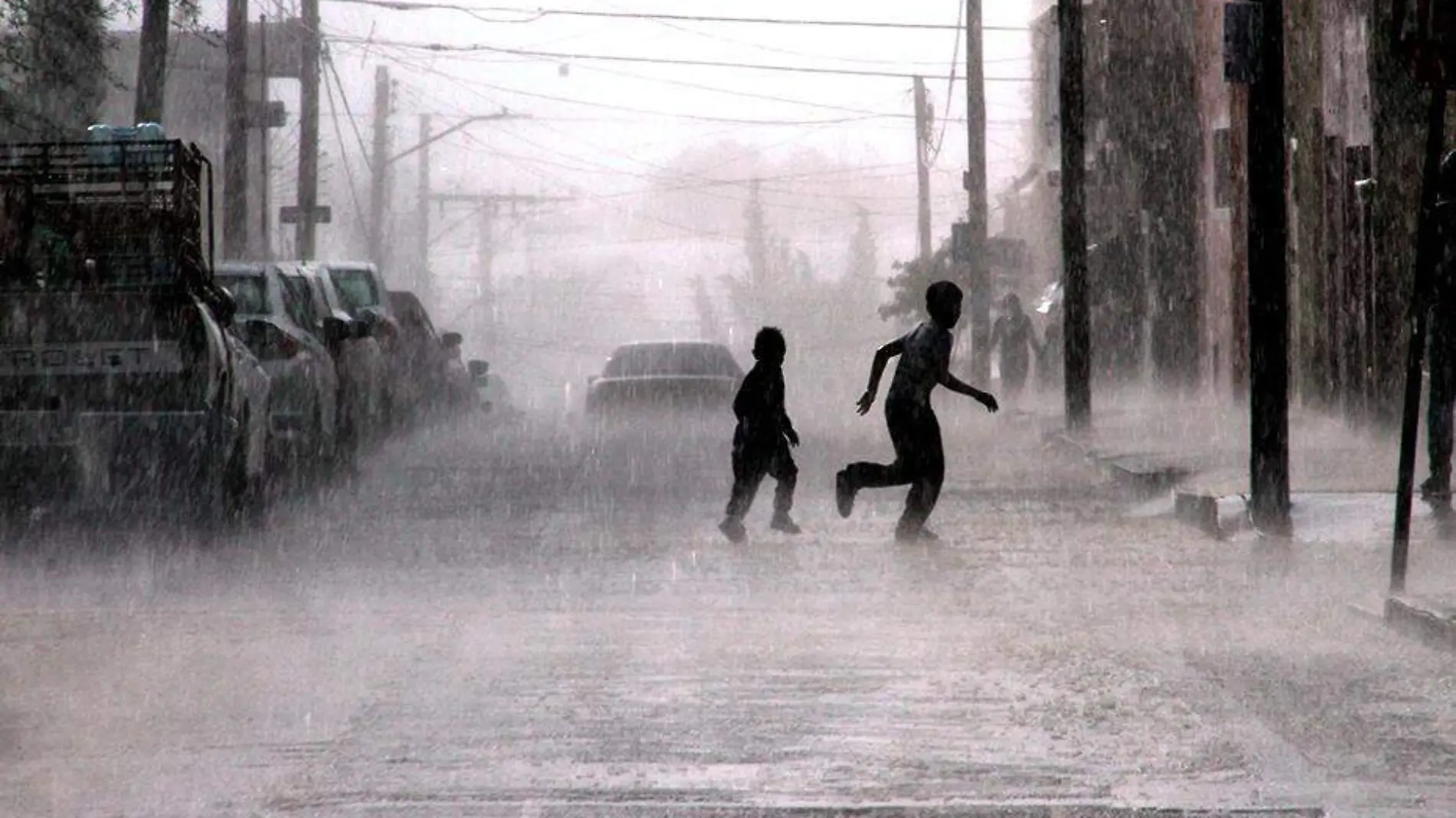 ninos corriendo en la lluvia